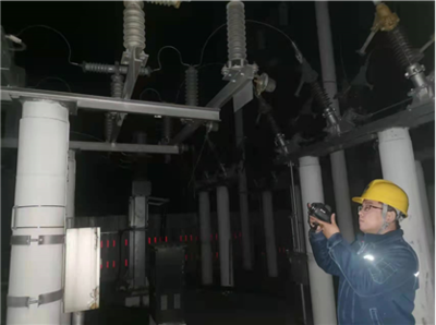 開展變電站夜巡 筑牢冬季供電安全防線